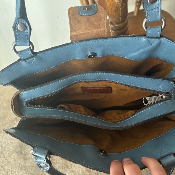 Elegant Blue Embossed Handbag - Picture 4 of 9